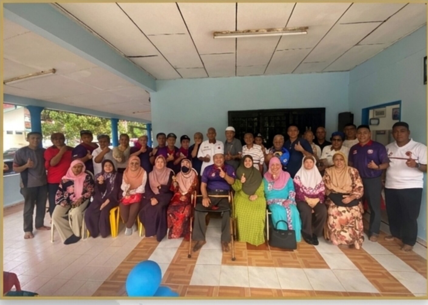 Gambar kumpulan ahli veteran TLDM dan keluarga di dalam sebuah balai di Batu Pahat