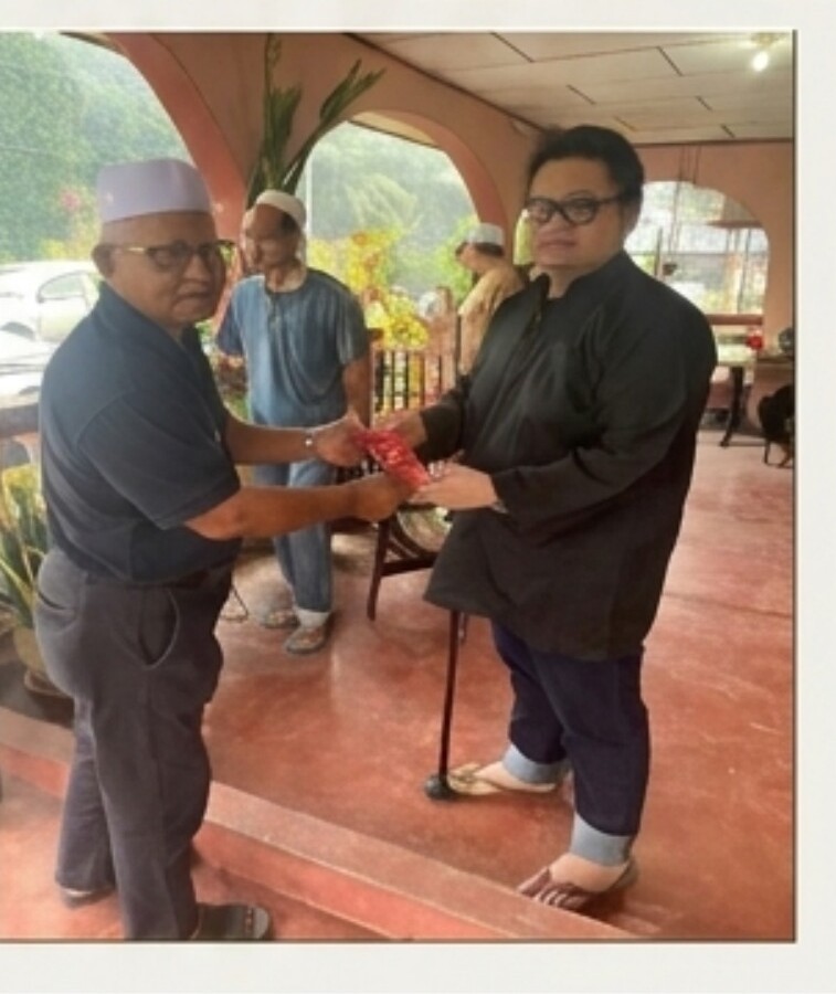 Penyampaian sumbangan kepada seorang veteran warga emas dalam program Jejak Prihatin