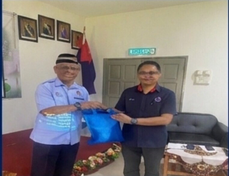 Penyampaian cenderahati antara kepimpinan negeri dan jawatankuasa daerah PVTLDM Johor